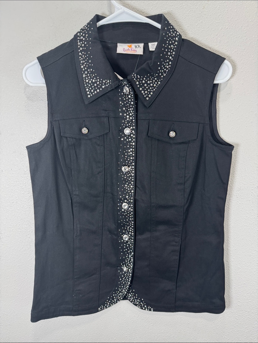 Quacker Factory Black Sleeveless Studded‎ Button-Front Top western